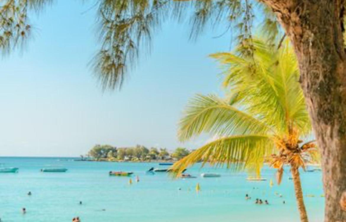 Pereybere Beach Paradise 4 Bedroom Apt Exterior photo